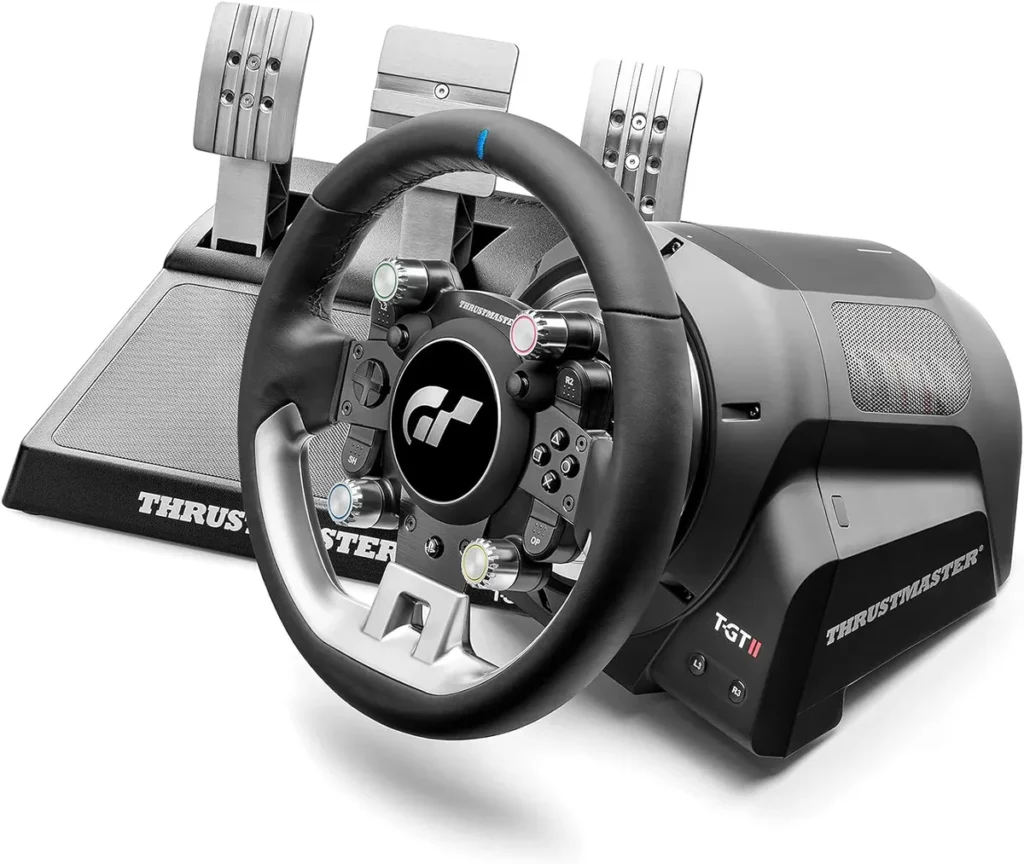 Volante e pedais Thrustmaster T-GT II em fundo branco.
